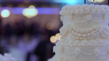 Bokeh Işıklı Kapalı Düğün Pastası, Bulanık Pasta Resepsiyon Şefine Karşı Üç Katlı Süslü Dondurma ve Hassas Tesisat