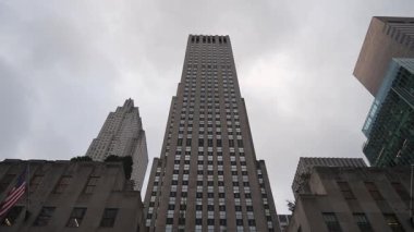 Klasik Artdeco Kulesi Süslü Masonlar ve Dikey Çizgiler, Dar Sokak Çerçeve ve Sessiz Gökyüzü, Tur Anlatım Rehberi