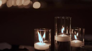 Yığılmış Cam Yeminli Mumlar Yemek Masasında Yansıtıcı Yüzey Yansıtıcı Yumuşak Işıltılı Bokeh Oluşturucu Yumuşak Yüzeylerle Çalkalanıyor