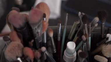 Sprey şişesi ve büyük boy pudra fırçaları, Kabuki kafası, Sentetik ve Doğal Tüylerin karışımı, Pastel