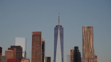 Kırmızı tuğla ve altın cam komşular tarafından çerçevelenmiş Gökyüzü Merkezi Spire ile Yükselen Landmark Kulesi, Kıtır Hafif, Minimum Bulutlu, Merkezli