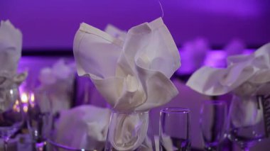 Beyaz Keten Peçete Katlanmış Üst Cam Aydınlatma Altında, Sunucu Zarif Dizini Stemware, Kıtır Masa Ayarları Çağrısına Etti