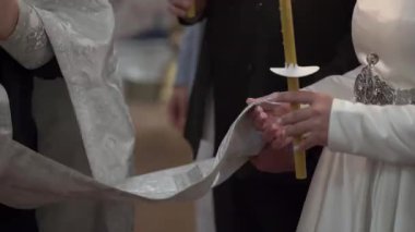 Rahiplik Sarma Çaldı Birkaç El Tutma Mumunu, Kumaş Bağlama Birliği ve Yemini, El ve Kutsal Tekstil Görüşü