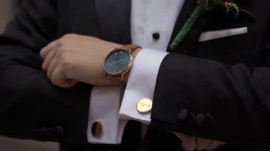 Damat Saati Ayarlama ve Kol düğmesi Kapatma, Cilalanmış Altın Kelepçe Karşıtlık Siyah Smokin Kolu, Terzi Ceketi ve Saati Ayrıntılı