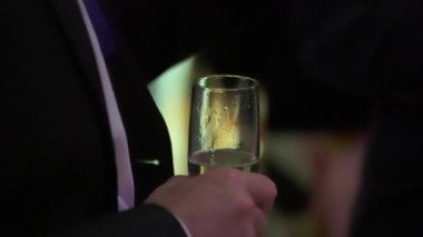 Yakından Takımlı El Tutma Flütü Yükselen Baloncuklar, Gala Işığı ve Yumuşak Alkışlar, Resmi Giysi ve Parlak Kelepçe,