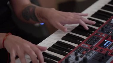 Kapalı Çekim Dövmeli Eller Klavyede, Sıcak Stüdyo Işıklandırması Sentetik Anahtarlar Arasında İfade Eden Parmak ve Kontrol Kolları, Prova Düğmeleri