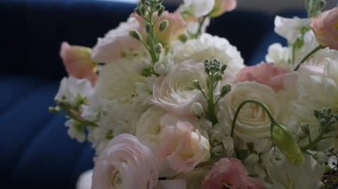 Pastel Gelinlik Buketini Mavi Koltuğa Kapatın, Krem Ranunculus ve Dahlia Pembe Lisianthus Çiçekleri ve Yumuşak Yeşillik, Hassas Yapraklar