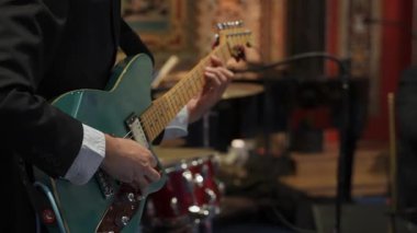 Kapalı Elektronik Gitar Kulüp Ayarları, Takım Elbiseli Gezgin Fretboard Teal Enstrümanı, Davul Seti Arkaplanda Bulanık,