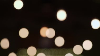 Açık havada Bokeh Işıkları Kehribar küreleri, Bulanık Şehir Arkaplanı Hafif Mavili, Neşeli Akşam Havası ve Sinema Parıltısı,