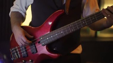Kapalı Çalan Eller Loş Kulüp Atmosferinde Kırmızı Bas Gitar Çalıyor, Sıcak Arkaplan, Vestclad Müzisyen Yaylı Teller, Sabit Ritim, Sahne