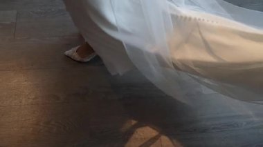 Peçeli tren tüm zemini süpürüyor. Hem, Tulle ve Dantelli ahşap kalaslar, Pembe Süzülerek ve Yumuşak Süzülerek