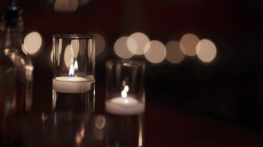 Yığılmış Cam Yeminli Mumlar Yemek Masasında Yansıtıcı Yüzey Yansıtıcı Yumuşak Işıltılı Bokeh Oluşturucu Yumuşak Yüzeylerle Çalkalanıyor