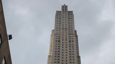 Klasik Artdeco Kulesi Süslü Masonlar ve Dikey Çizgiler, Dar Sokak Çerçeve ve Sessiz Gökyüzü, Tur Anlatım Rehberi