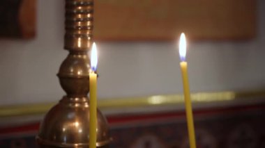 Brass Stand 'da yakın çekim mumu, sunak zemininde sıcaklık, Wick ve Erimiş Balmumu' na yumuşak odaklanma, Sessiz Bağlılık Atmosferi