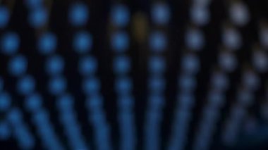 Bokeh 'le Canlı Led Işık Tüneli askıya alınmış Parlak Kapsüllerin Sıraları Magenta Mavisi ve Amber Yavaş Sinema Yukarısı, Ritmik Tepe