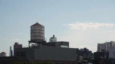 Çatı Su Kulesi Gökyüzüne Karşı, Sessiz Sabah Işığı, Endüstriyel Tank Tuğla Deposu, Uzak Şehir Skyline, Havaya Uçurulmuş Metal