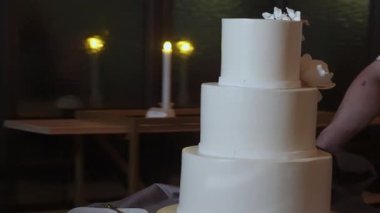 Yuvarlak Bistro Masasında Beyaz Düğün Pastası, Şelale Şekerleri ve Yumuşak Fondöten, Mum Işığı Menüsü ve Pembe Masa Arkası, Mahrem