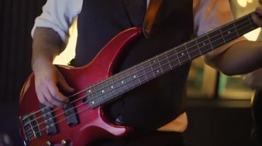 Kapalı Çalan Eller Loş Kulüp Atmosferinde Kırmızı Bas Gitar Çalıyor, Sıcak Arkaplan, Vestclad Müzisyen Yaylı Teller, Sabit Ritim, Sahne