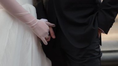 Gelin Elleri Damat 'ın Kalçasına İnce Mahrem El, Eldivenli Parmaklar Smokin Fırçalama Cebi Yaklaşma ve Oyuncu Romantizm Üzerine Dinleniyor