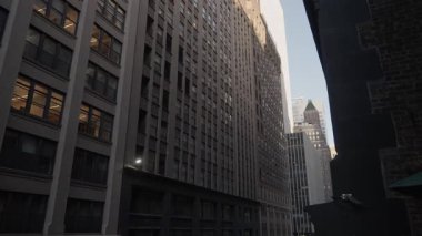 Tight Caddesi Kanyonu Ofis Binaları, Şehir Kanyonu Gökyüzü Işıkları, banliyö güzergahı ve kurumsal ritimle kuruldu.