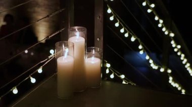 Parmaklıklı Mumlar, Uzun Cam Sözler, Sıcak Ateş, Derin Gölgeler, Dramatik Karşıtlık, Moody Bokeh, Boş Çatı Koridoru,