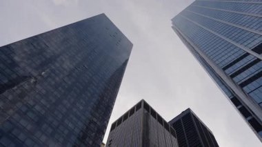 Yukarı Cam Kule Perspektifi Yansıtıcı Çizgiler Yansıtıcı Cepheler Aynalı Pencereler Bulutlu Gökyüzü Arkaplanı Güçlü Kaybolma Noktaları,