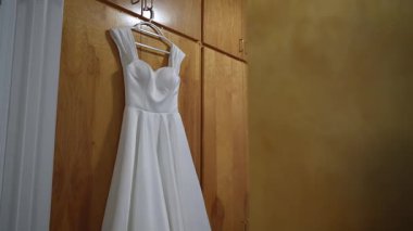Beyaz Gelinlik Ahşap Gardıropta Asılı Tatlı Boyun Halatı Görünür, Askı Ortasında, Sessiz Soyunma Odası, Hazırlıklı Elbise