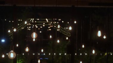 Parıldayan İp Işıkları Ampullerin Cam Sıralarında Yansıyan Bokeh Kemerini Islak Sokak 'ta Yarat, Fotoğrafçı Şenlik Yansımalarını Yakalıyor, Samimi Yansımaları Yakalıyor,