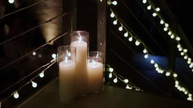 Parmaklıklı Mumlar, Uzun Cam Sözler, Sıcak Ateş, Derin Gölgeler, Dramatik Karşıtlık, Moody Bokeh, Boş Çatı Koridoru,