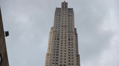 Klasik Artdeco Kulesi Süslü Masonlar ve Dikey Çizgiler, Dar Sokak Çerçeve ve Sessiz Gökyüzü, Tur Anlatım Rehberi