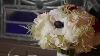 Lekeli Cam Pencerede Beyaz Gelinlik Çiçeği, Güller ve Ortanca Çerçeveli Anemon Merkezi, İnci iğneli Saten Sarılı Kökler, Sıcak Moody