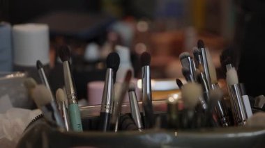 Yakın plan göz fırçaları, bulanık arka plan çeşitleri, küçük gölgeler ve karıştırıcı fırçalar, yumuşacık tüyler, Pigment ile lekelenmiş.,