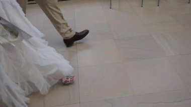 Düşük Açı Kafkas Çift Ayaklı Düğün, Gelinin Tulle Geceliği ve Topukları, Damat Kahverengi Deri Ayakkabılar Döşemeye Basıyor, Gizli Resepsiyon Hareketi,