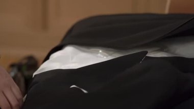 Kişi Yumuşak Smokin Cephesi 'nin Kapanışı, Paketlemeden önce Kumaşı Kırışıklıklar ve Döşeme Ayrıntıları İçin Özenle İnceleme