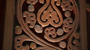 Kıvrımlı Kalp Motifleri ve Ilık Patina, Usta Woodcarver Cilalama Yüzeyi Yumuşak Atölye Işığı Altında,