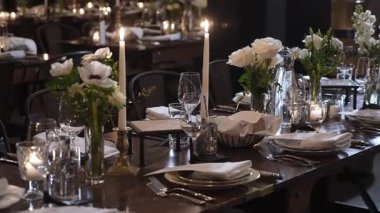 Çatı katında resmi Uzun Masa Yemeği, Etkinlik Planlayıcısı Finalleştirme Koltuğu, MaTre D Mumları Ayarlama,