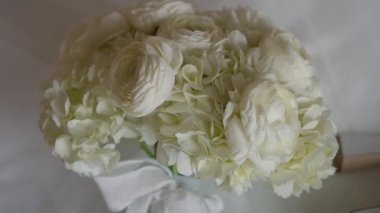 Beyaz Şakayık ve Ortanca Buketi Kapalı, Yuvarlak Düzenleme Geniş Kurdele Yumuşak Yapraklar ve Yeşil Kökler, Çiçekçi Hazırlık