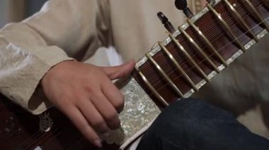 Yakın çekim Sitar Hands Samimi Ev Stüdyosunda İpleri Çekiyor, Oturum Müzisyeni Raga İfadeleri Süslü Enstrüman, Sıcak Doğal İfade Ediyor