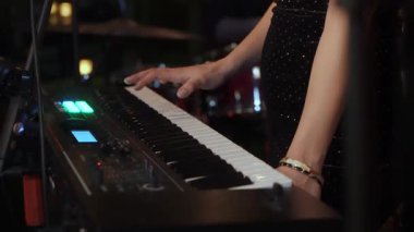 Piyano Performans Ortamı, Konformans Ayarında Yumuşak Piyano Dokunuşu, Akustik Piyanist Hassas Melodiler ve Özel Atmosferler Uzmanı