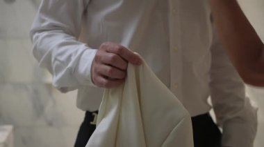 Damat Tutma Kremi Ceketi Soyunma Odasında, Valenin Kol ve Kumaşı Ayarlaması, Düzenli Düğme Hazırlık Seremonisinden Önce İnce Tamirat