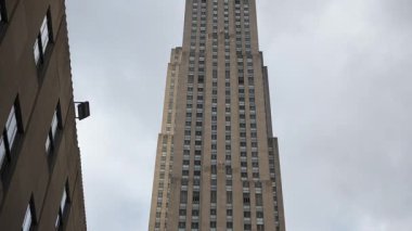 Klasik Artdeco Kulesi Süslü Masonlar ve Dikey Çizgiler, Dar Sokak Çerçeve ve Sessiz Gökyüzü, Tur Anlatım Rehberi