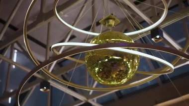 Altın Disko Topu Avizesi Modern Lobide Askıya Alındı, Konsantrik Metal Halkalar Ayna Küre Çevreleme, Sıcak Ortam Işıklandırma