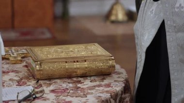 Kutsal Ruhsal Geleneklere Vurgu Yapan Sunak, Zarif Dini Belge Üzerine Konulmuş Olağanüstü Dini Kitap