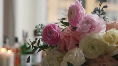 Pembe Ranunculus, mum ışığı, krema gülleri ve okaliptüs aksanları, masa stilisti Vignette, sıcak Bokeh mumları, mahrem