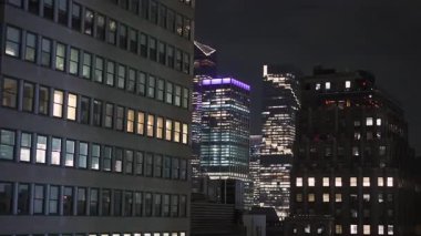 Gece Işıklı Konak, Ilık Işıklar, Parlak Pencereler ve Veranda, Ağaç Siluetleri Çerçeve Çerçevesi, Sessiz Garaj Yolu ve Bahçeli