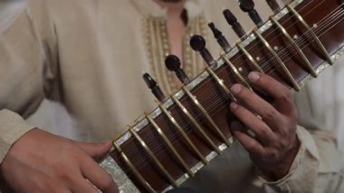 Yakın çekim Sitar Hands Samimi Ev Stüdyosunda İpleri Çekiyor, Oturum Müzisyeni Raga İfadeleri Süslü Enstrüman, Sıcak Doğal İfade Ediyor
