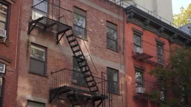 Tuğla Cephesi Demir Ateş Kaçışı Kapanış, Kırmızı Tuğla ve Metal Merdiven, Klimalı Dar Pencereler, Noktalı Öğleden Sonra