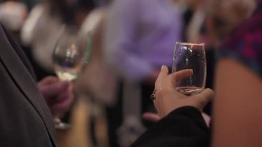 Resepsiyon, cilalı tırnaklar ve ceket kolları, Kalabalık Karışık Misafirler Bulanık, Yumuşak Galeri