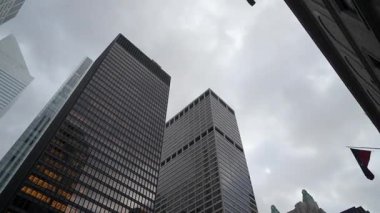 Karanlık Cam Kuleler Gökyüzüne Karşı Parlak Ofis Işıkları, Düşük Açılı Kompozisyon Finans Taşımacılığı ile Dramatik Siluetler Oluştur