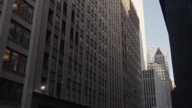 Tight Caddesi Kanyonu Ofis Binaları, Şehir Kanyonu Gökyüzü Işıkları, banliyö güzergahı ve kurumsal ritimle kuruldu.